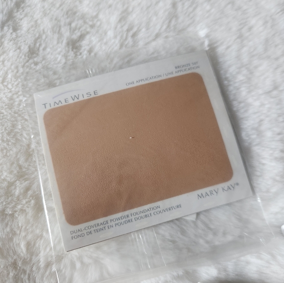 🆕️MK- Dark Beige/Bronze Foundation Bundle - Picture 9 of 9